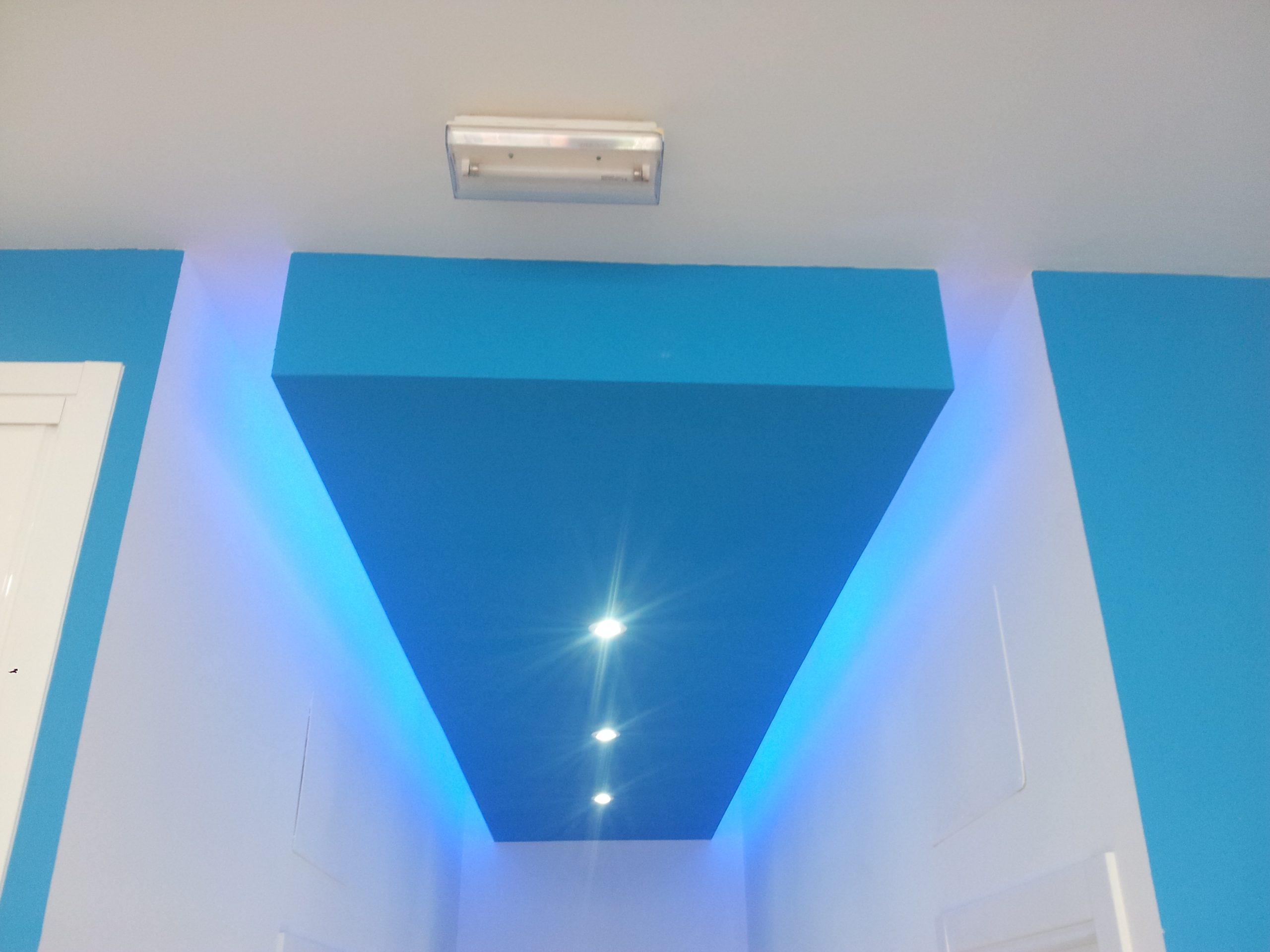 colocación de luces led en un techo