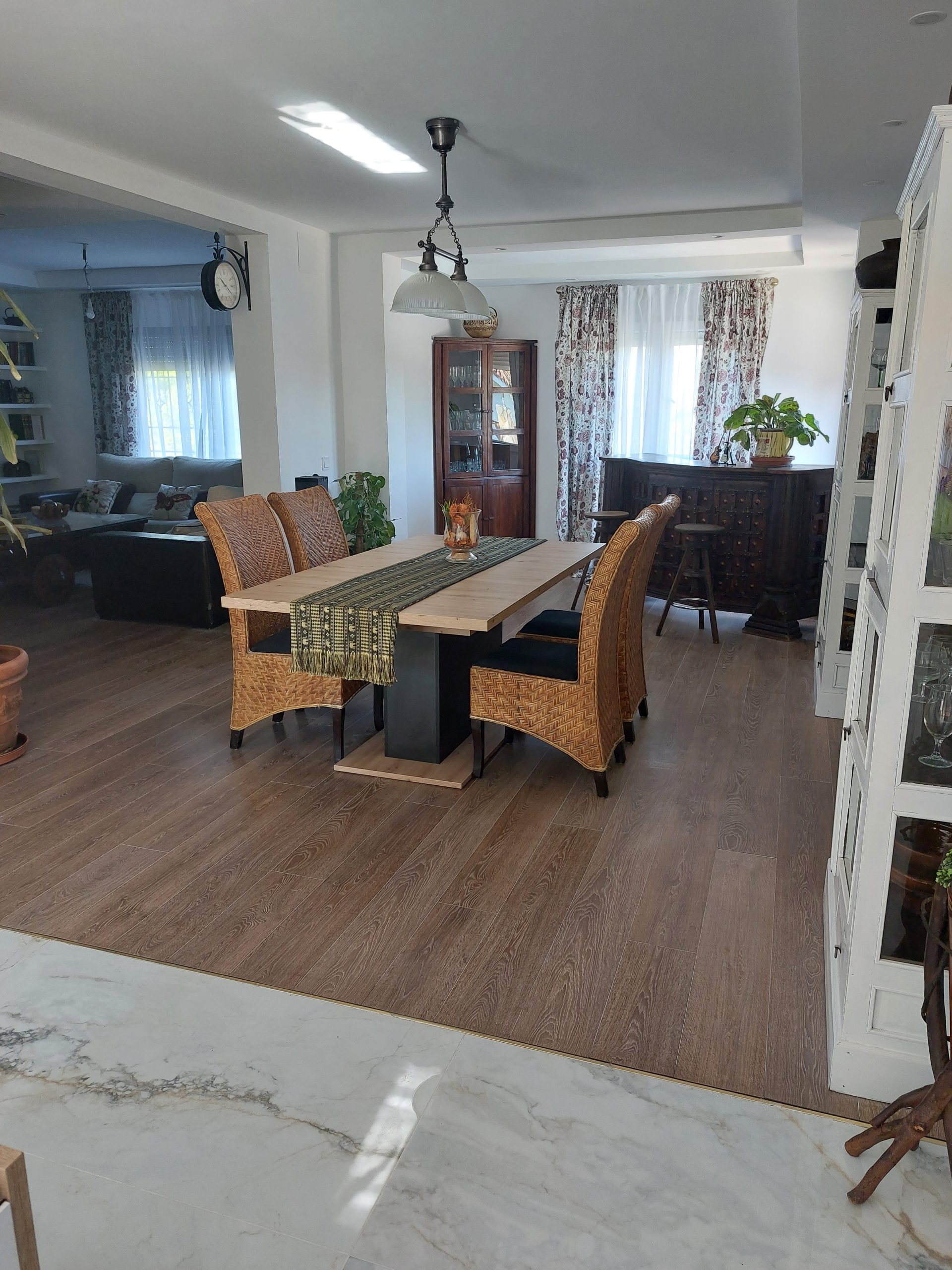 foto de un salon reformado completo